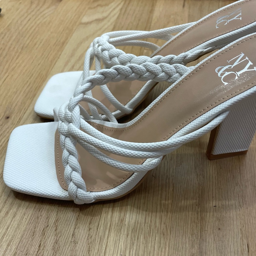 NWT NY&Co Heeled Sandal Dalia 9 Open Toe White Slip On Neutral Coastal - Picture 4 of 16